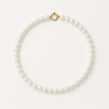 Collier de perles blanches 7/8 mm sur fil avec fermoir anneau en or jaune 9 carats.