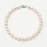 Collier de perles blanches 8/9 mm sur argent 925 avec fermoir mousqueton, disposé en cercle.