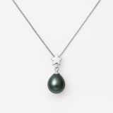 Le Perlinea Collier Perles de Culture de Tahiti 8-9 mm est un collier en argent composé d'un pendentif en forme d'étoile et d'une seule perle de culture de Tahiti vert foncé, sur fond blanc.