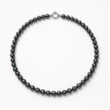 Collier de perles noires 5/6 mm sur argent 925 avec fermoir anneau marin.