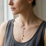 Collier toi et moi en argent 925 avec deux perles de culture rose naturel porté au cou.