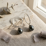 Créoles argent 925 avec perles de culture noires de Tahiti baroques en pendant.