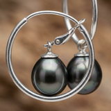 Boucles d'oreilles créoles argent 925 avec perles de culture noires de Tahiti ovales.