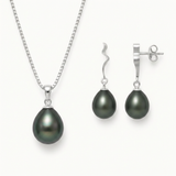 Collier et boucles d'oreilles pendantes ornés de perles de Tahiti noires en forme de goutte.