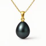 Pendentif perle de Tahiti noire goutte en or jaune 9 carats sur chaîne dorée.