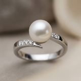 Bague CASSIOPÉE | Or Blanc, Diamants & Perle de Culture Blanche