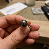 Boucle d'Oreilles Bouton AYA | Or Blanc & Perles de Tahiti