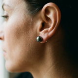 Boucle d'Oreilles Bouton AYA | Or Blanc & Perles de Tahiti