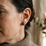 Boucle d'Oreilles Bouton AYA | Or Jaune & Perles de Culture Vertes