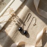 Boucle d'Oreilles Pendantes NAIARA | Or Blanc & Perles de Culture Black Tahiti