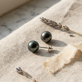 Boucle d'Oreilles Bouton AYA | Or Blanc & Perles de Tahiti