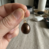Boucles d'Oreilles TEHANI | Or Jaune & Perles de Culture Poire Chocolat