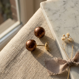 Boucle d'Oreilles Bouton AYA | Or Jaune & Perles de Culture Chocolat
