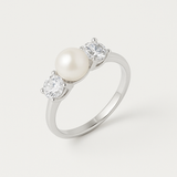Bague en argent 925 avec perle de culture blanche centrale et deux oxydes de zirconium.