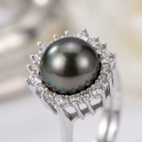 Bague en argent 925 avec perle noire de Tahiti entourée de zircons blancs sertis.