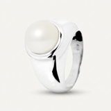 Bague chevalière en argent 925 ornée d'une perle de culture blanche ronde sertie en serti clos.
