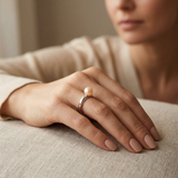 Bague jonc en argent 925 avec perle de culture rose, portée à l'index.