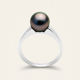 Bague en or blanc 9 carats sertie d'une perle de Tahiti noire irisée 8/9mm.