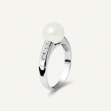 Bague or blanc 9 carats avec perle de culture blanche et diamants sur shoulder pavé.