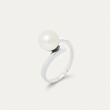 Bague or blanc 9 carats sertie d'une perle de culture blanche ronde, vue de trois quarts.