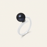 Bague or blanc 9 carats sertie d'une perle de culture noire de Tahiti, design épuré.