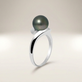 Bague or blanc 9 carats sertie d'une perle de Tahiti noire aux reflets verts, design géométrique.