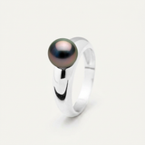 Bague en or blanc 9 carats sertie d'une perle de Tahiti noire aux reflets irisés.