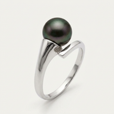 Bague or blanc 9 carats sertissant une perle de culture noire de Tahiti, design contrarié.