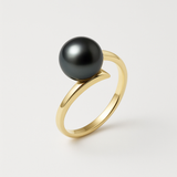 Bague or jaune 9 carats sertie d'une perle de culture noire de Tahiti, vue de trois quarts.