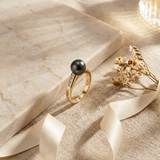 Bague or jaune 9 carats sertie de diamants et perle de culture noire de Tahiti.