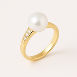 Bague or jaune 9 carats avec perle de culture blanche et diamants sur l'anneau.