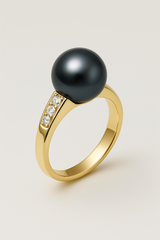 Bague or jaune 9 carats avec perle noire de Tahiti et trois diamants sur le jonc.