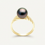 Bague or jaune 9 carats sertie d'une perle de Tahiti noire aux reflets irisés.