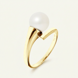 Bague or jaune 9 carats à tige contournée sertissant une perle de culture blanche ronde.