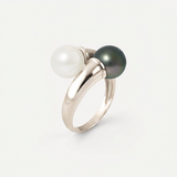 Bague toi & moi en or blanc 9 carats avec perle blanche et perle noire de Tahiti.
