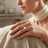 Bague zigzag en or blanc 9 carats avec perle de culture blanche, portée à la main.