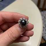 Boucle d'oreille argent 925 en forme de corolle avec perle noire de Tahiti.