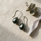 Boucles d'oreilles dormeuses en argent 925 avec perles de Tahiti grises en forme de goutte.
