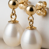 Boucles d'oreilles pendantes or blanc 9 carats avec perles de culture blanches en goutte.