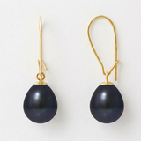 Boucles d'oreilles pendantes en or jaune 9 carats avec perles de culture poire noires de Tahiti.
