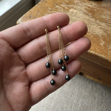 Boucles d'oreilles pendantes or jaune 9ct à trois chaînes terminées par des perles noires de Tahiti.