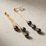 Boucles d'oreilles pendantes or jaune 9 carats et perles de culture noires de Tahiti en cascade.