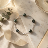 Bracelet argent 925 avec 5 perles de Tahiti 9-10mm sur chaîne fine, posé sur marbre.