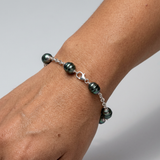 Bracelet argent 925 avec 5 perles de Tahiti 9-10mm porté au poignet.