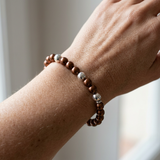 Bracelet en argent 925 avec perles d'eau douce chocolat porté au poignet.