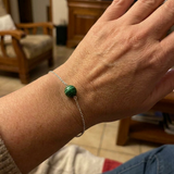 Bracelet argent 925 avec perle verte malachite porté au poignet.