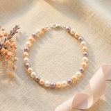 Bracelet en argent 925 orné de perles d'eau douce multicolores roses, blanches et mauves.