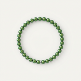 Bracelet en argent 925 orné de perles d'eau douce vertes nacrées sur fond neutre.