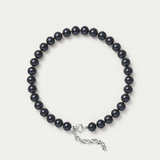Bracelet en argent 925 orné de perles noires 6/7 mm avec fermoir réglable.