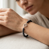 Bracelet en argent 925 et perles noires 7/8 mm avec fermoir anneau porté au poignet.